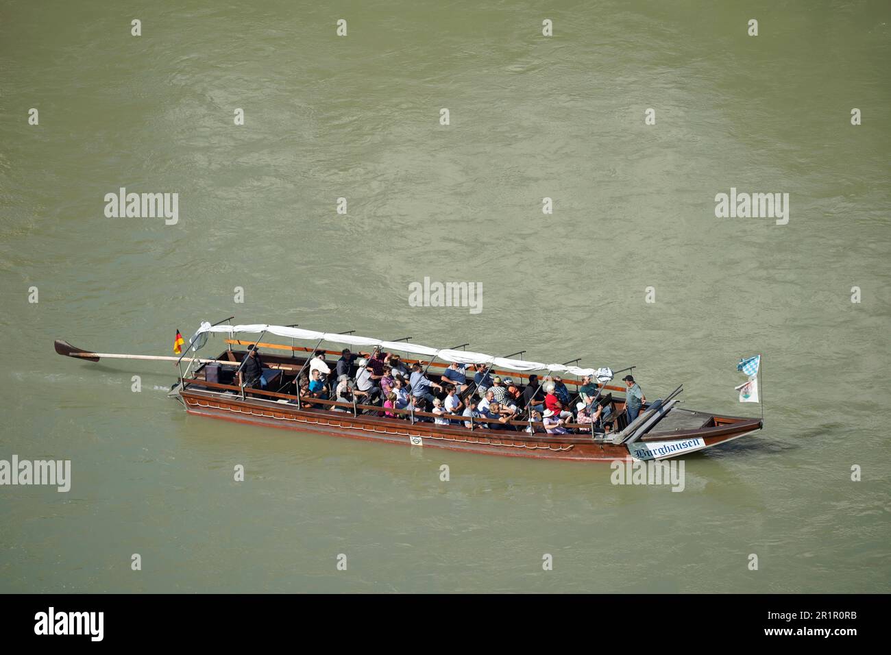 Allemagne, Bavière, haute-Bavière, Altötting district, Burghausen, Salzach, bateau, Plättenfahrt, touristes Banque D'Images