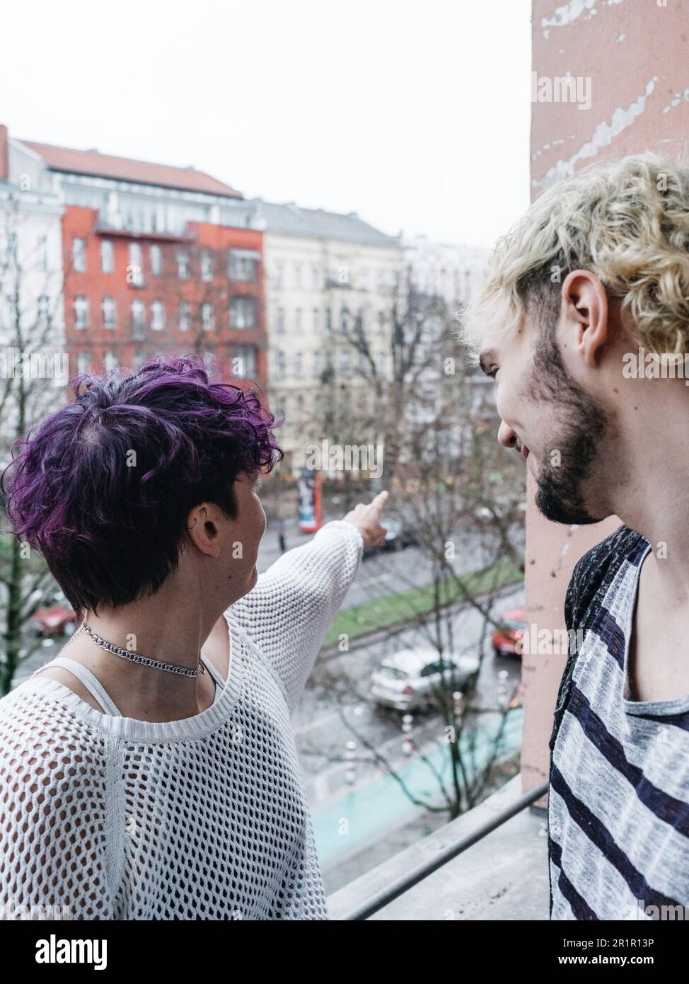 Couple non binaire sur le balcon Banque D'Images