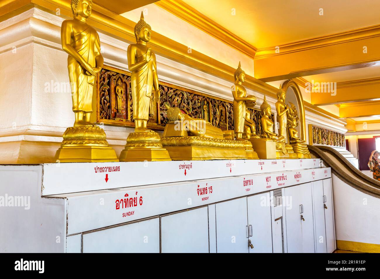 Statues de Bouddha pour chaque jour de la semaine, Wat Saket, Temple de la montagne d'or, Wat Saket Ratcha Wora Maha Wihan, Bangkok, Thaïlande, Asie Banque D'Images