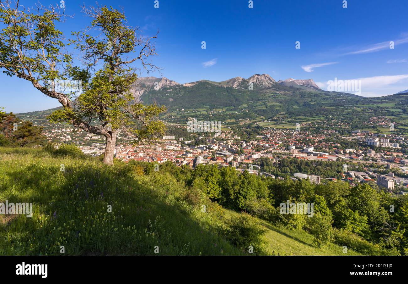La ville de Gap (capitale du département des Hautes-Alpes) en été avec vue sur la montagne Charance. Alpes françaises, France Banque D'Images