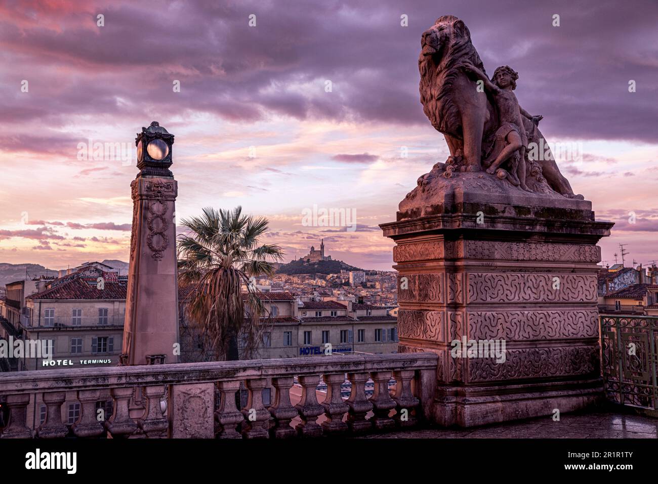 Vue sur Marseille depuis la gare Saint-Charles, Marseille, Provence-Alpes-Côte d'Azur, France, Banque D'Images
