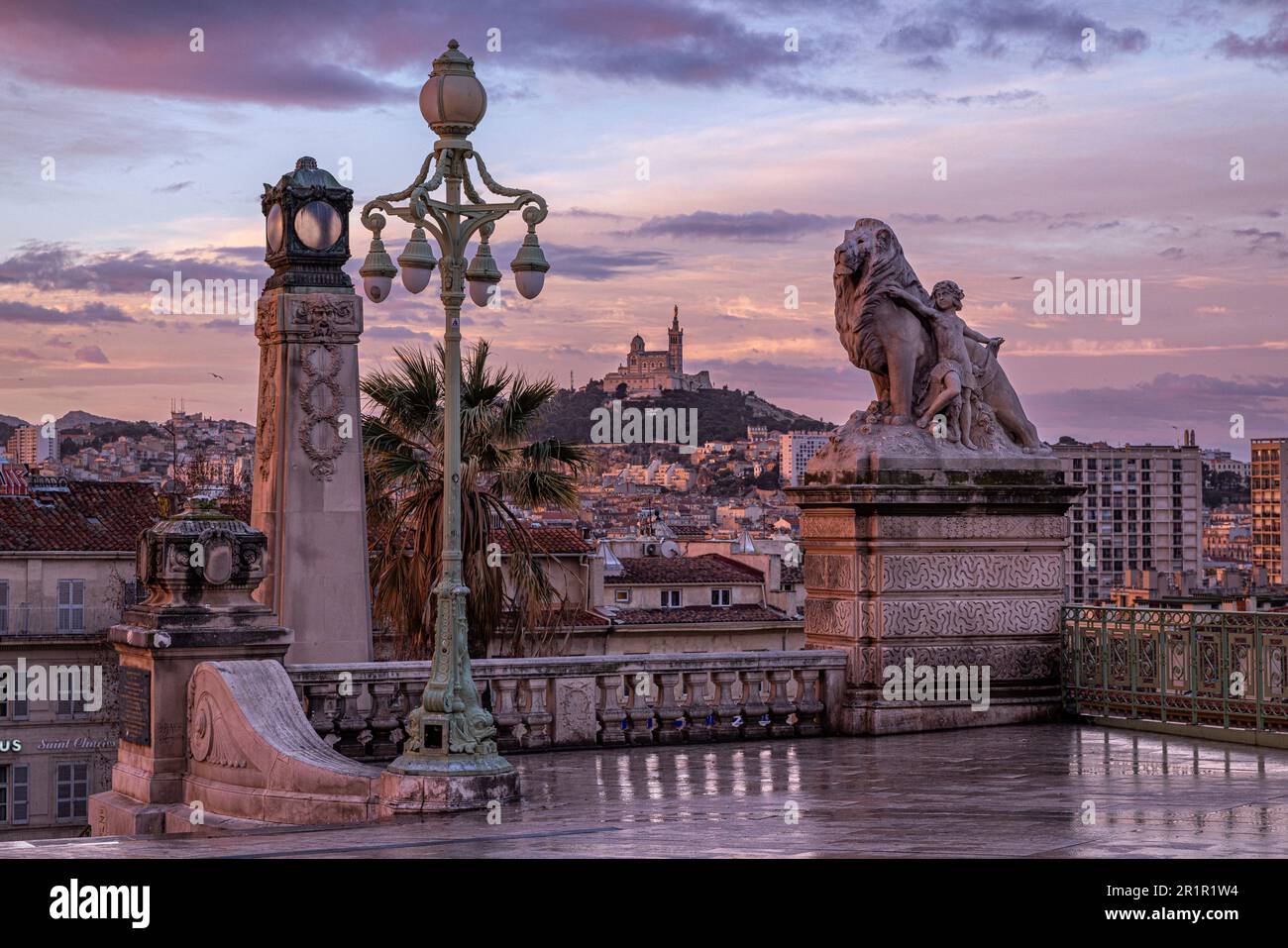 Vue sur Marseille depuis la gare Saint-Charles, Marseille, Provence-Alpes-Côte d'Azur, France, Banque D'Images