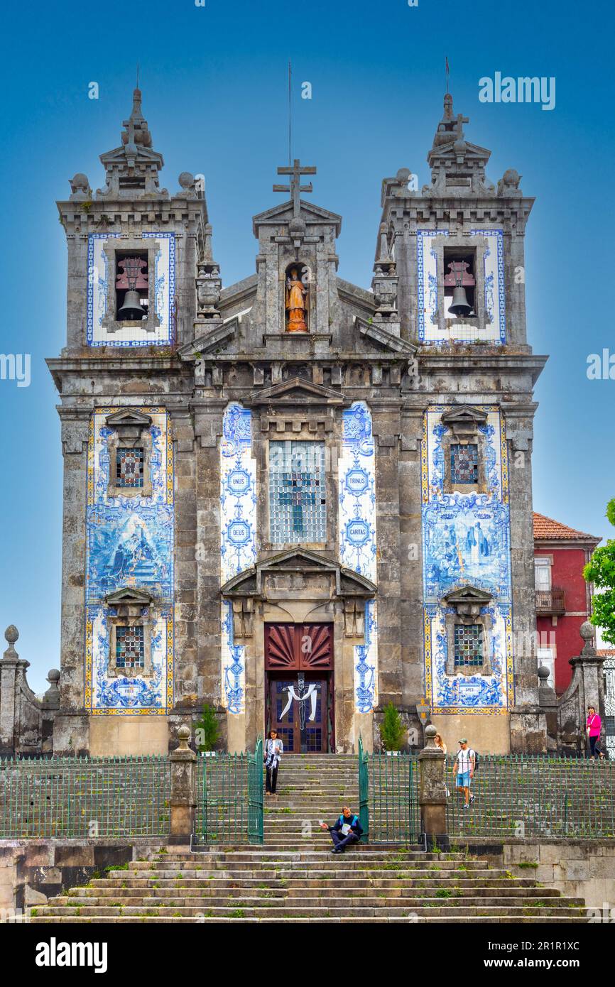 Porto, Portugal - 4 mai 2017 : célèbre église de sain ildefonso en faïence bleue à porto, portugal. Banque D'Images