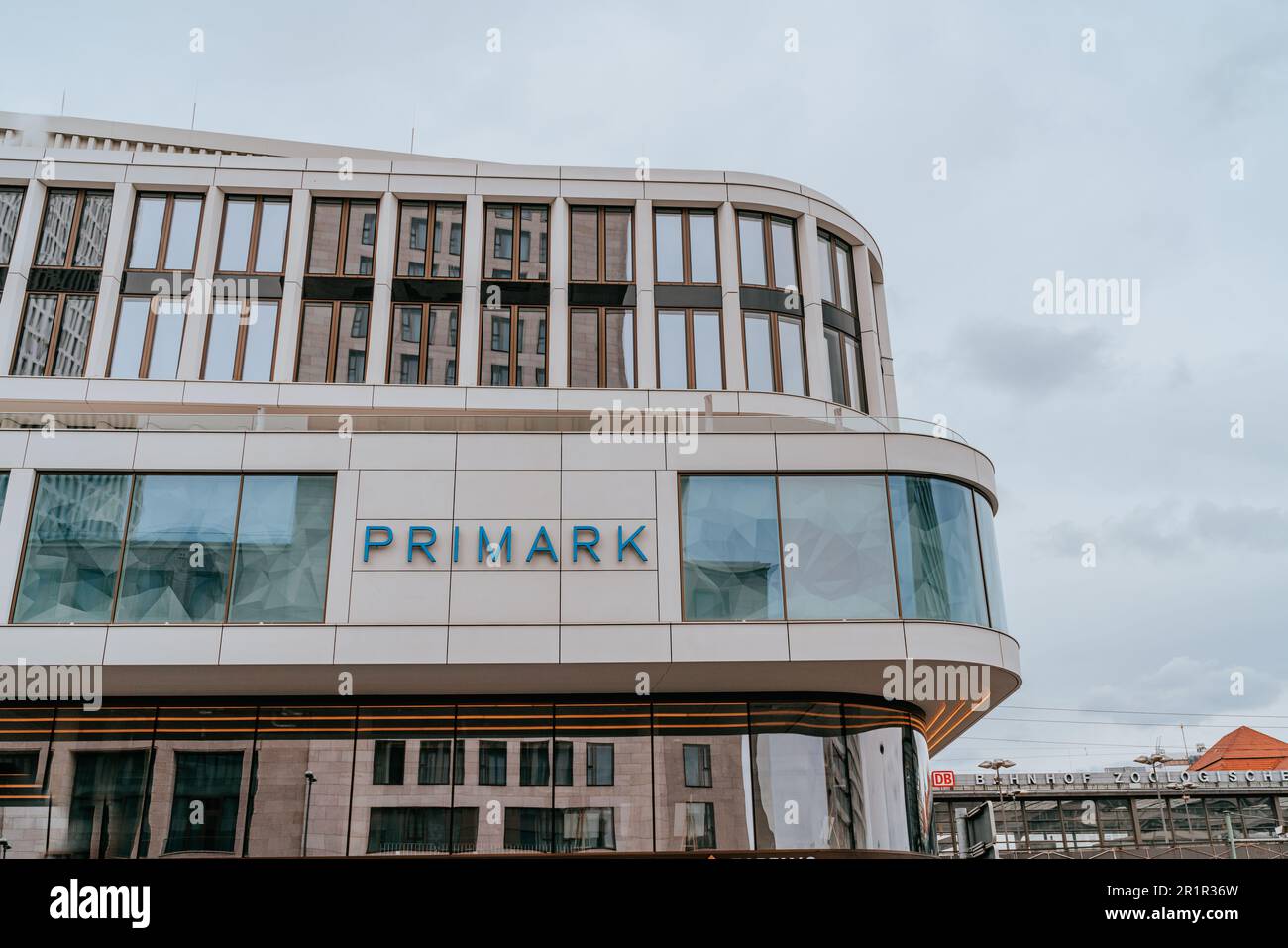 Vue extérieure du célèbre magasin de détail, Primark, à Berlin. La façade du bâtiment présente le logo Primark reconnaissable Banque D'Images