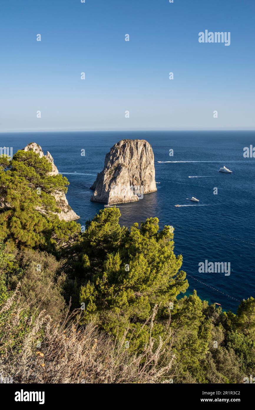 Yachts et voiliers en face de Faraglioni Rock, Capri, Capri Island, Golfe de Naples, Campanie, Italie, Europe Banque D'Images