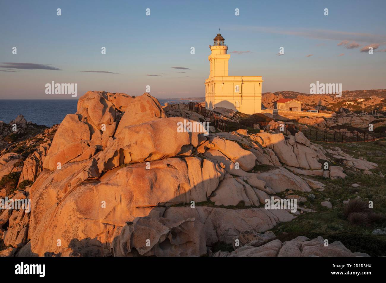 Italie, Sardaigne, Côte d'Émeraude, Costa Smeralda, rochers, phare, coucher de soleil Banque D'Images