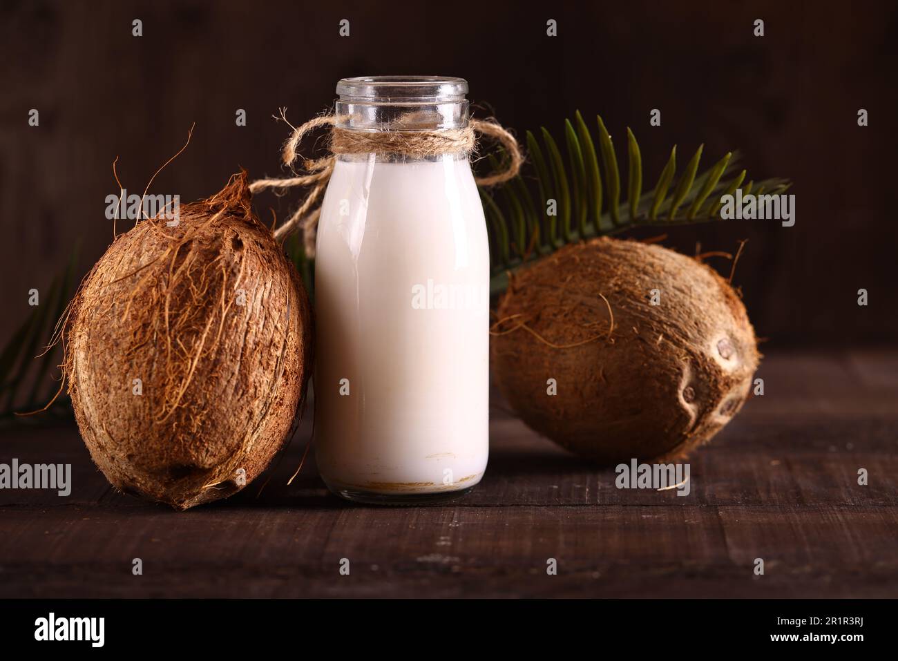 lait de coco biologique naturel sur table en bois Banque D'Images