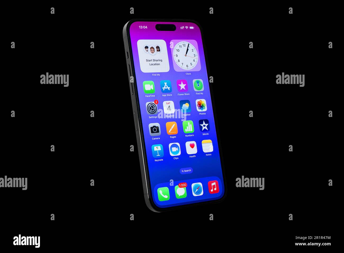 Erevan, Arménie, 28 février 2023: Apple iPhone 14 Pro Max debout sur une table noire. Affichage de la fonction d'îlot dynamique Banque D'Images