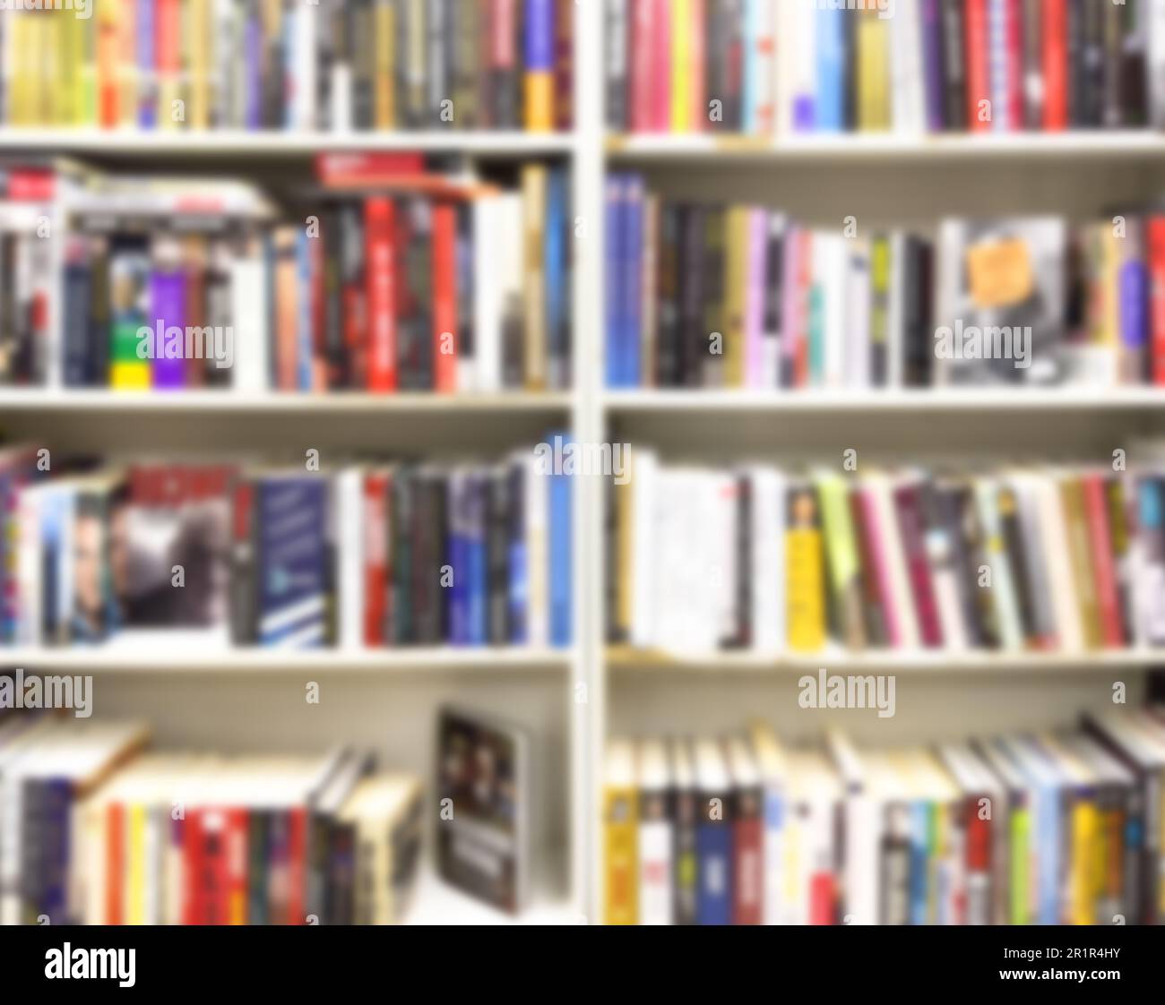 Abstrait flou moderne blanc étagères avec des livres. Blur manuels et manuels sur étagères dans la bibliothèque ou dans la librairie. Concept de l'éducation. Li Banque D'Images