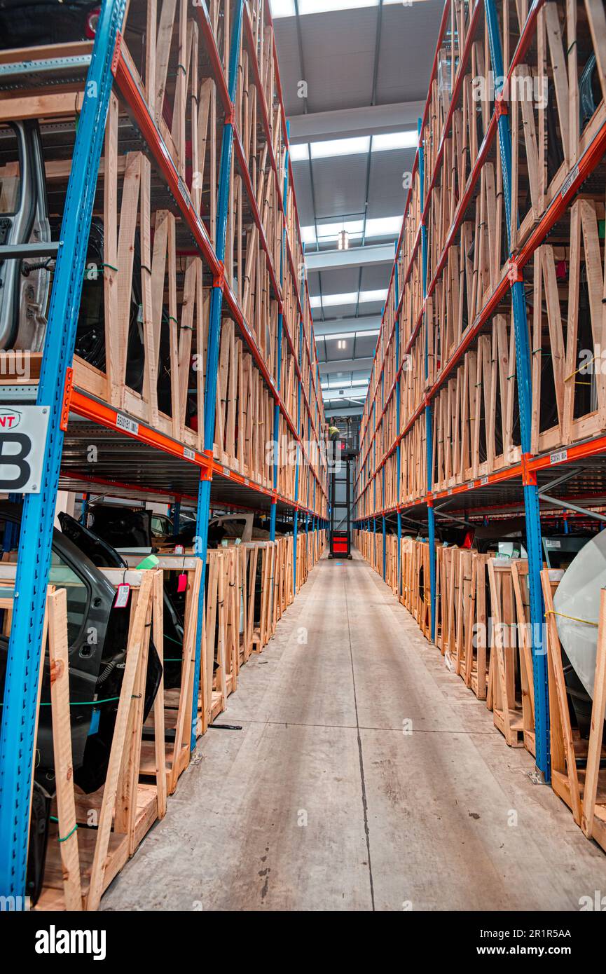 Un entrepôt géant pour les pièces de voitures d'occasion chez un démonteur de véhicules moderne. Charles Trent Ltd, Poole, Dorset, Royaume-Uni Banque D'Images