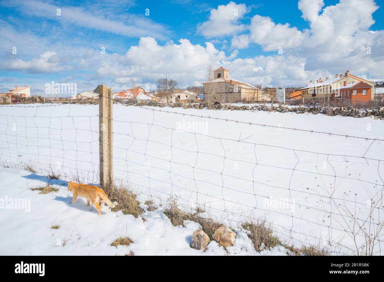 Paysage couvert de neige et vue d'ensemble du village. Cerezo de Arriba, province de Ségovie, Castilla Leon, Espagne. Banque D'Images