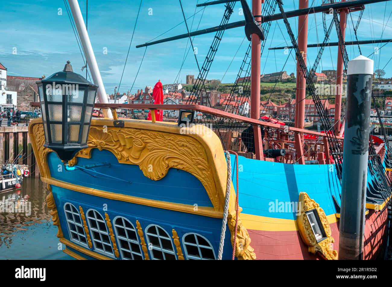 Réplique de Captain Cook’s Endeavour, utilisé comme restaurant, Whitby, North Yorkshire, Royaume-Uni Banque D'Images