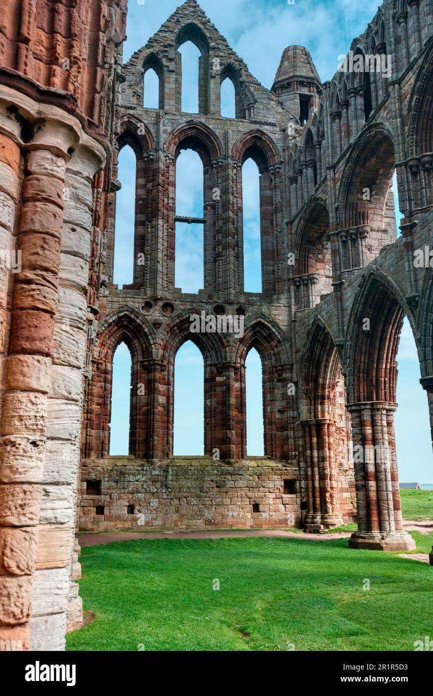 Ciel bleu à travers les fenêtres de l'abbaye de Whitby en ruine, Whitby, Royaume-Uni Banque D'Images