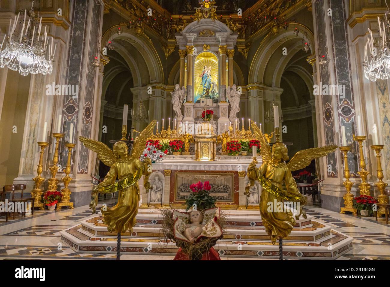GÊNES, ITALIE, le 4 JANVIER 2023 - la statue de notre Dame et le bébé Jésus de Nazareth avec deux anges sur l'autel du Sanctuaire de notre Dame de la Garde Banque D'Images