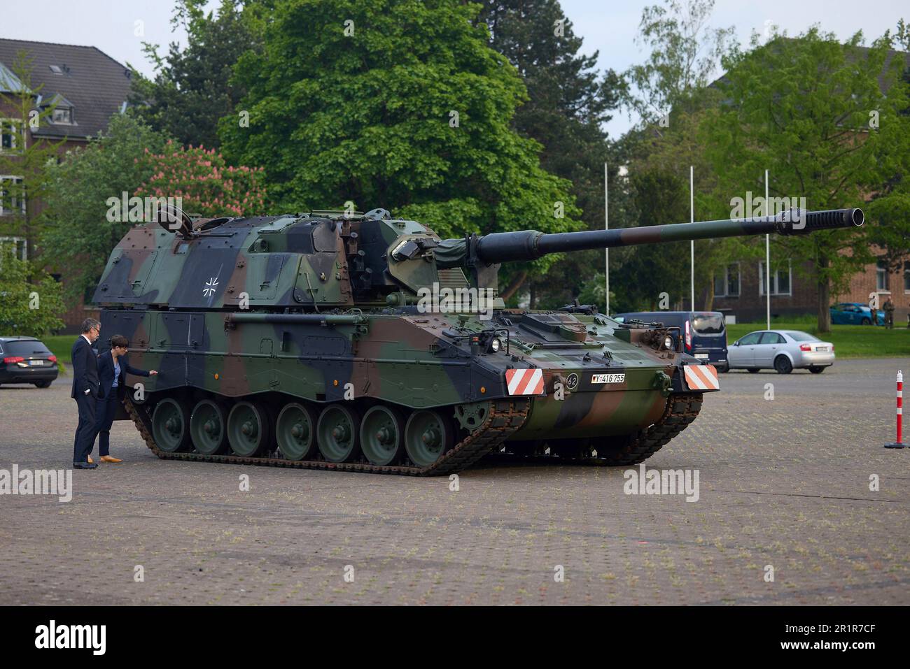 Aix-la-Chapelle, Allemagne. 14th mai 2023. Un Howitzer 2000 de l'armée allemande a exposé un fusil d'artillerie automoteur de calibre 155 mm lors d'une visite du chancelier allemand OLAF Schotz et du président ukrainien Volodymyr Zelenskyy au camp d'Aix-la-Chapelle, à 14 mai 2023, à Aix-la-Chapelle, en Allemagne. L'armée allemande forme les soldats ukrainiens sur le matériel et fournit l'arme avancée pour défendre l'Ukraine. Crédit: Pool photo/Bureau de presse présidentiel ukrainien/Alamy Live News Banque D'Images