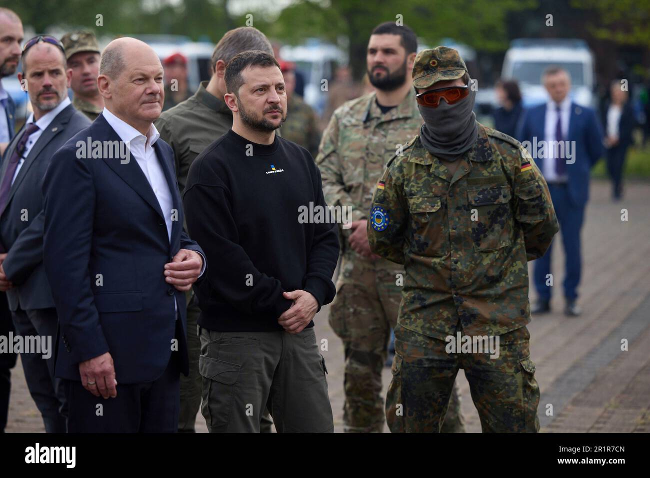 Aix-la-Chapelle, Allemagne. 14th mai 2023. Le chancelier allemand OLAF Schotz, à gauche, et le président ukrainien Volodymyr Zelenskyy, au centre, regardent une manifestation lors d'une visite au camp d'Aix-la-Chapelle, à 14 mai 2023, à Aix-la-Chapelle, en Allemagne. L'armée allemande forme les soldats ukrainiens sur le matériel militaire fourni par l'Allemagne à la base. Crédit: Pool photo/Bureau de presse présidentiel ukrainien/Alamy Live News Banque D'Images