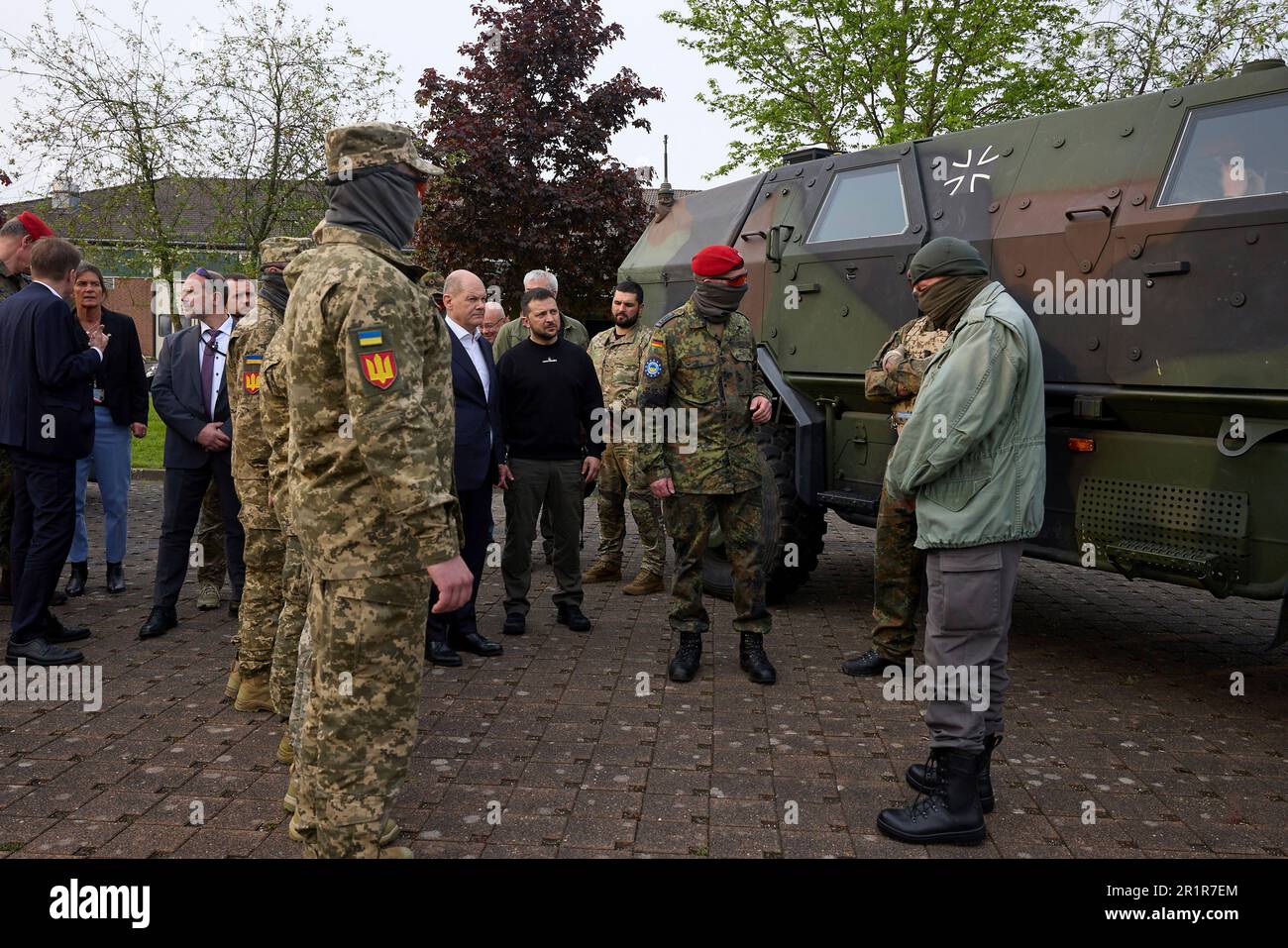 Aix-la-Chapelle, Allemagne. 14th mai 2023. Le chancelier allemand OLAF Schotz, à gauche, et le président ukrainien Volodymyr Zelenskyy, au centre, regardent une manifestation lors d'une visite au camp d'Aix-la-Chapelle, à 14 mai 2023, à Aix-la-Chapelle, en Allemagne. L'armée allemande forme les soldats ukrainiens sur le matériel militaire fourni par l'Allemagne à la base. Crédit: Pool photo/Bureau de presse présidentiel ukrainien/Alamy Live News Banque D'Images