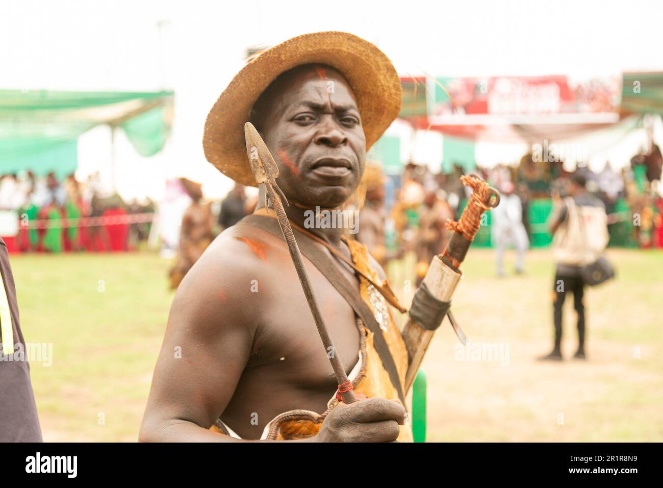 Jos, Nigéria. 12th mai 2023. Portrait du soldat Berom pendant le festival traditionnel de Nzem Berom à Jos, État du plateau, Nigeria. Banque D'Images