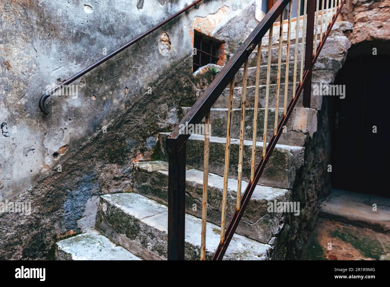 Vieux escalier en pierre et en béton usé dans la ville de Lovran en Croatie, attention sélective Banque D'Images