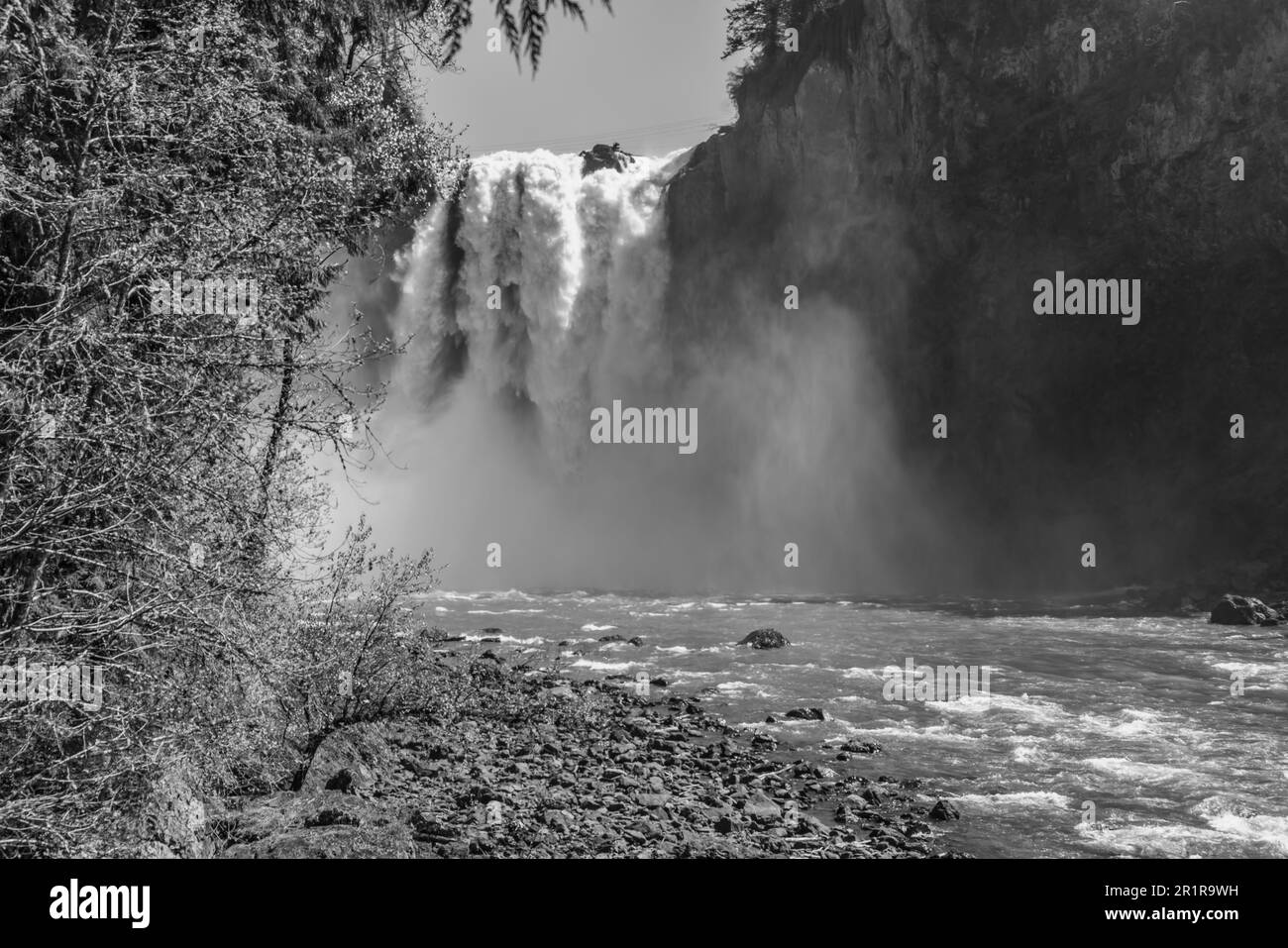 Vue sur les chutes de Snoqualmie depuis le fleuve dans l'État de Washington. Banque D'Images