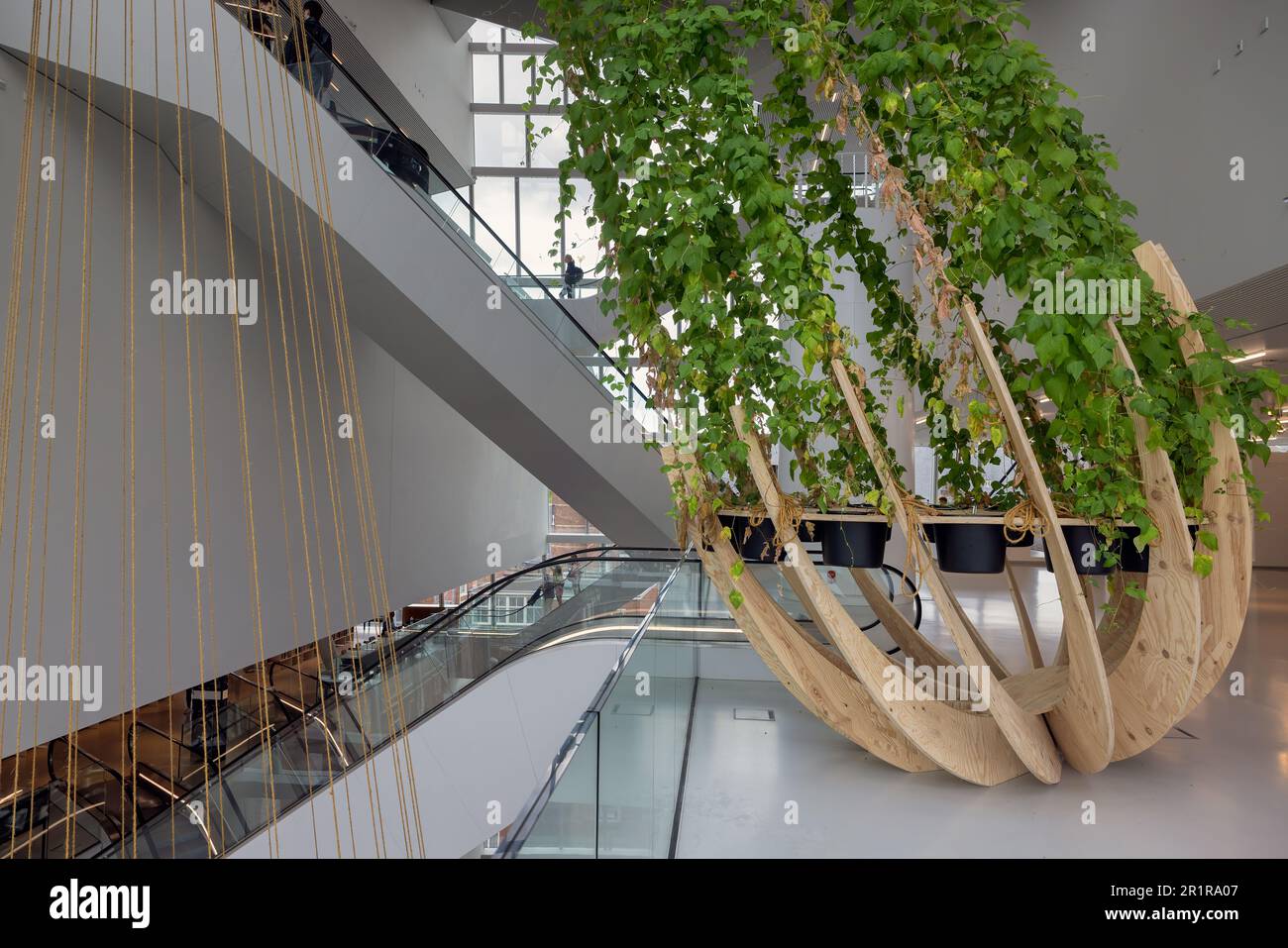Groningen, pays-Bas - 7 juillet 2022 : intérieur du nouveau bâtiment moderne du Forum, bâtiment de Groningen avec escaliers mécaniques entre plusieurs étages Banque D'Images