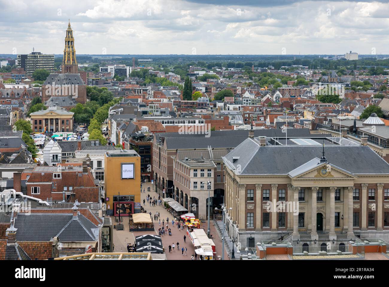 Groningen, pays-Bas - 7 juillet 2022 : gratte-ciel avec toits et bâtiments médiévaux quartier résidentiel centre-ville médiéval hollandais de Groningen Banque D'Images
