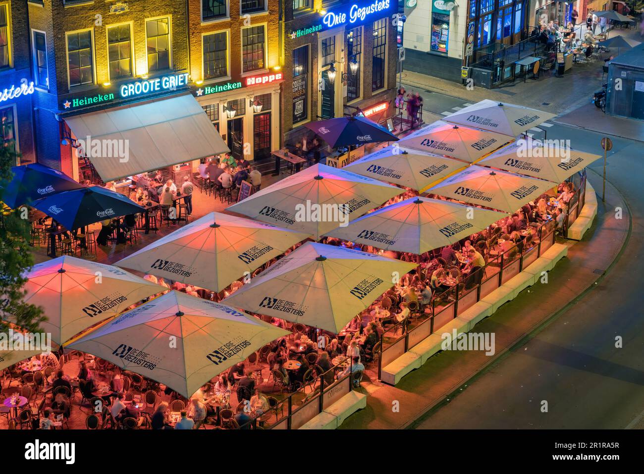 Groningen, pays-Bas - 7 juillet 2022: Vue de nuit sur des terrasses avec des personnes près de la place Grote Markt centre-ville médiévale hollandaise Groningen Banque D'Images