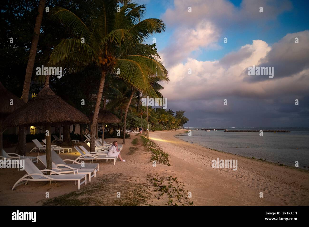 Coucher de soleil sur la plage dans l'hôtel de luxe 5 étoiles Heritage le Telfair dans le sud de l'île Maurice à la plage de Bel ombre, île Maurice. Banque D'Images