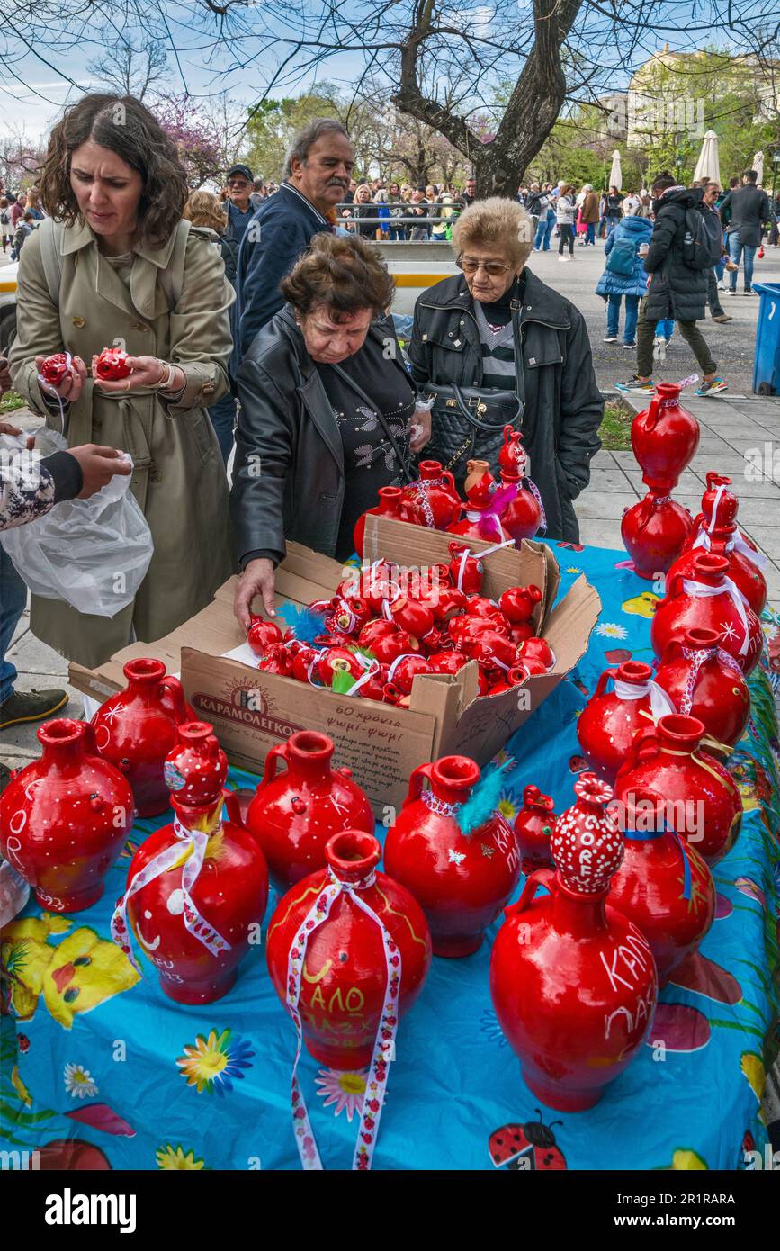 Stand de rue offrant des marées, pots d'argile rouge, à briser, déposé de balcons et de fenêtres à 11 heures le samedi Saint, signalant la résurrection du Christ, la place Spianada dans la ville de Corfou, l'île de Corfou, Grèce Banque D'Images