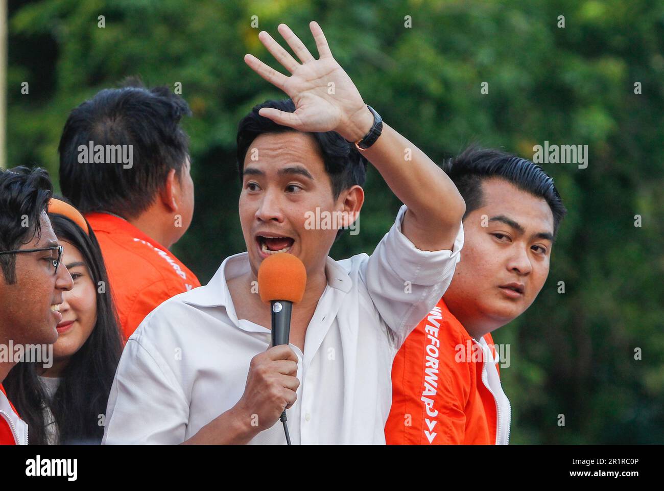 Pita Limjaroenrat, chef du parti Move Forward et candidat du Premier ministre, parle à ses partisans alors qu'ils célèbrent les résultats de l'élection du parti à Bangkok. (Photo de Chaiwat Subprasom / SOPA Images/Sipa USA) Banque D'Images