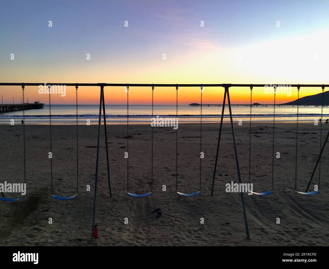 Silhouette de balançoires sur la plage d'Avila au coucher du soleil, San Luis Obispo, Californie, États-Unis Banque D'Images