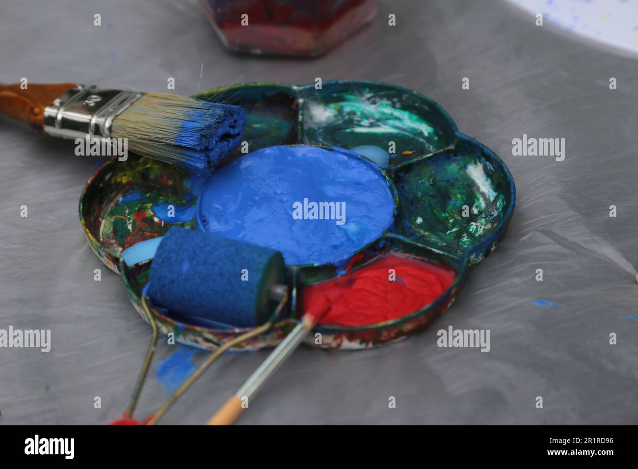Palette avec différentes couleurs et formes pour peindre des images Banque D'Images