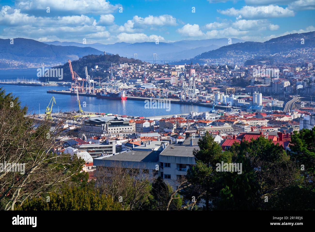 Puerto y Ria de Vigo, vue de Parque Monte do Castro, Vigo, Pontevedra, Galice, Espagne. Puerto y Ria de Vigo, qui se traduit littéralement par Port Banque D'Images