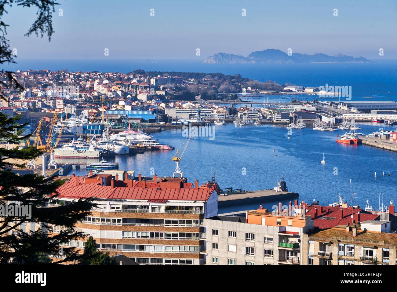 Port et Ria de Vigo, vue du parc de Monte do Castro, Iles du Cies en arrière-plan, Vigo, Pontevedra, Galice, Espagne. La ville de Vigo est située Banque D'Images