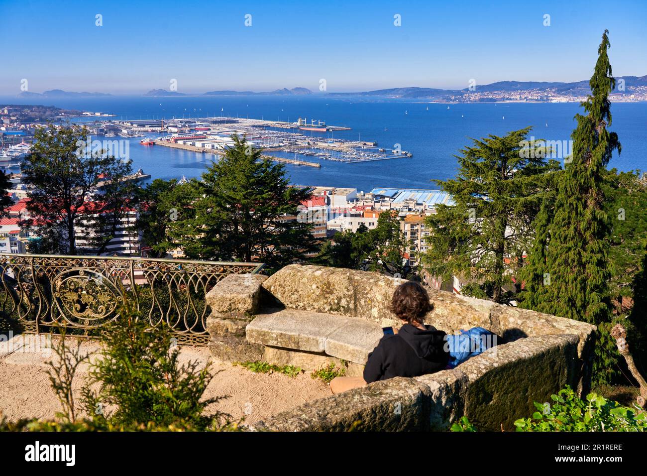 Port et Ria de Vigo, vue du parc de Monte do Castro, Iles du Cies en arrière-plan, Vigo, Pontevedra, Galice, Espagne. Le port de Vigo et le Ria Banque D'Images