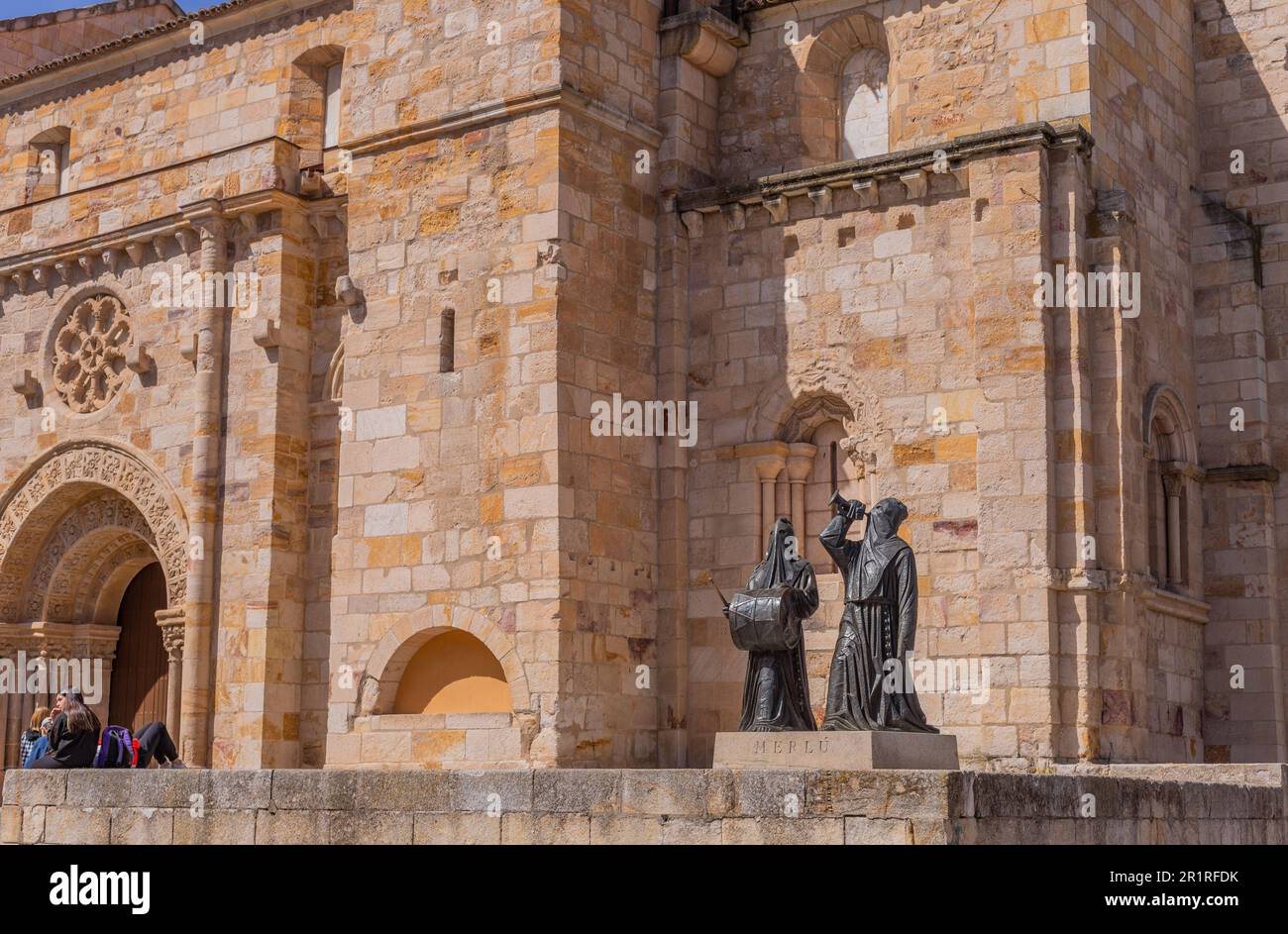 Zamora, Espagne - 23 mars 2023 : statues Merlu près de l'église San Juan Bautista, Zamora. Espagne Banque D'Images