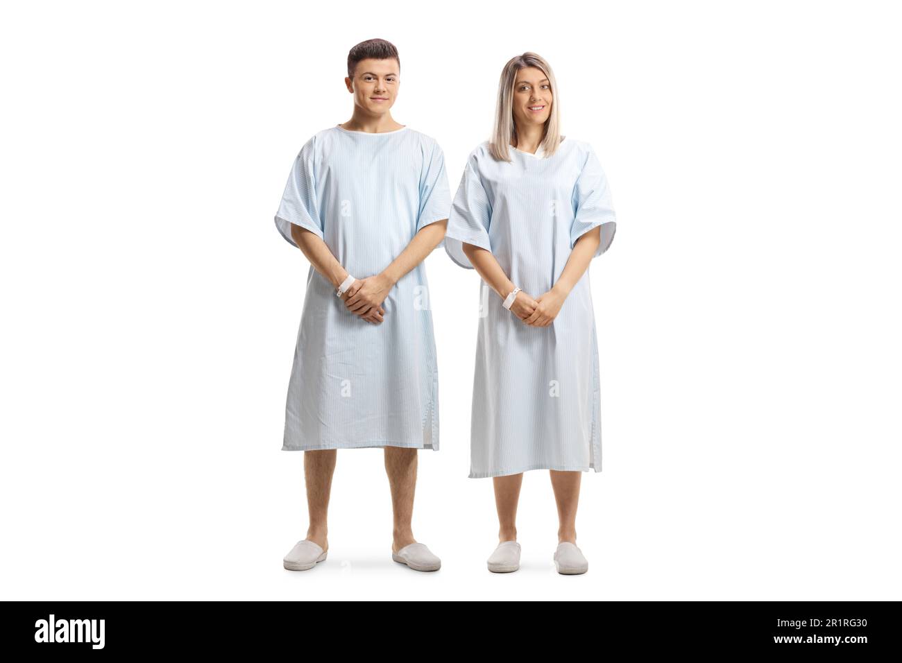 Portrait complet d'un jeune homme et d'une jeune femme dans des robes d'hôpital isolées sur fond blanc Banque D'Images