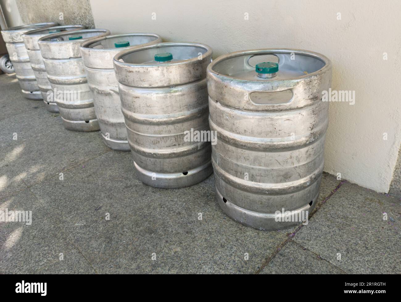 Des fûts de bière sont placés dans la rue du centre-ville. Concept de distribution des boissons. Banque D'Images