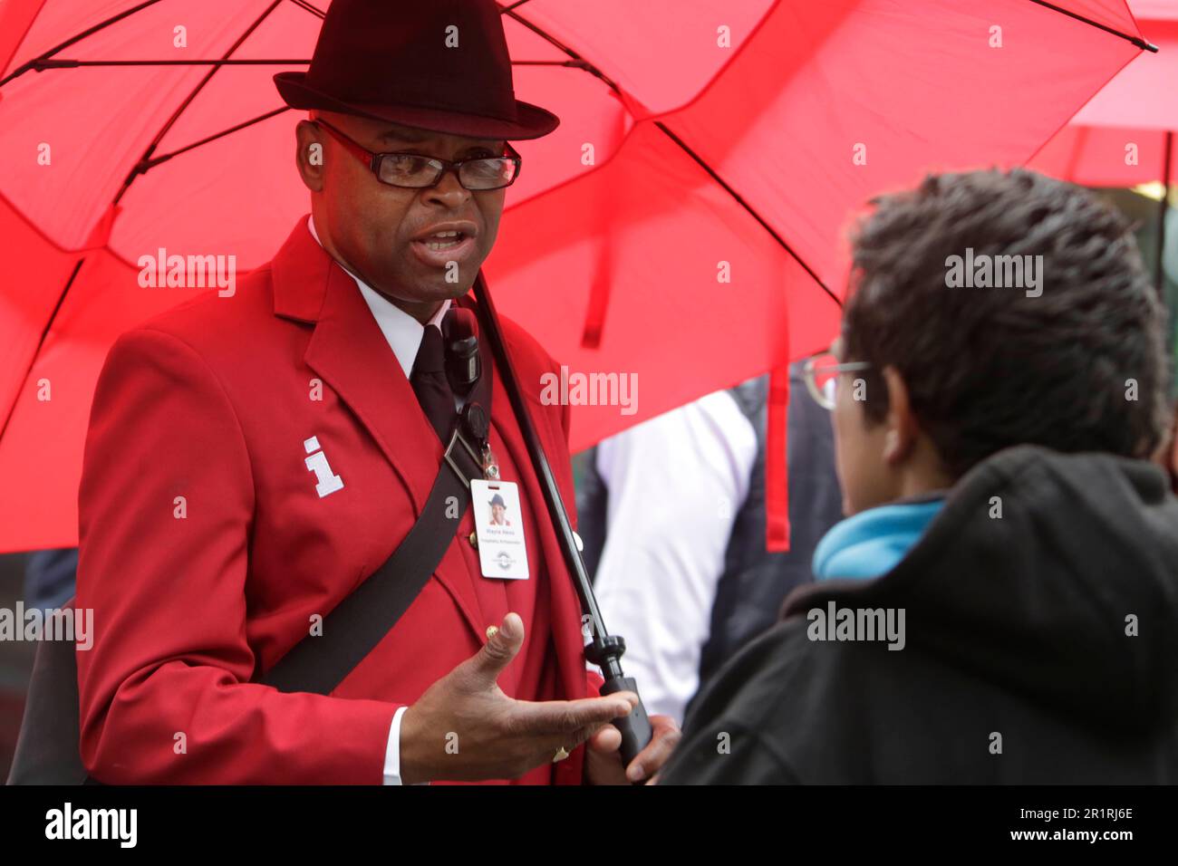 Wayne Alexis (l to r), Union Square ambassador, talks with Alex Ceffalo, who is homeless, as they stand on the corner of Powell and Ellis Streets on Wednesday, December 9, 2015 in San Francisco, Calif. (Lea Suzuki/San Francisco Chronicle via AP) Banque D'Images