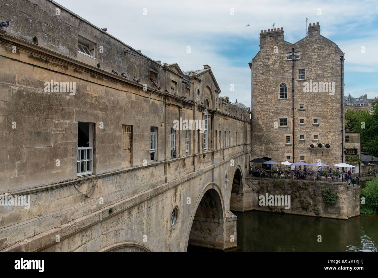 Bath, Somerset, Angleterre - août 2022 ; vue sur le pont historique de Pulteney avec une architecture remarquable et des rangées de magasins bordant chaque côté de la rivière Avon Banque D'Images