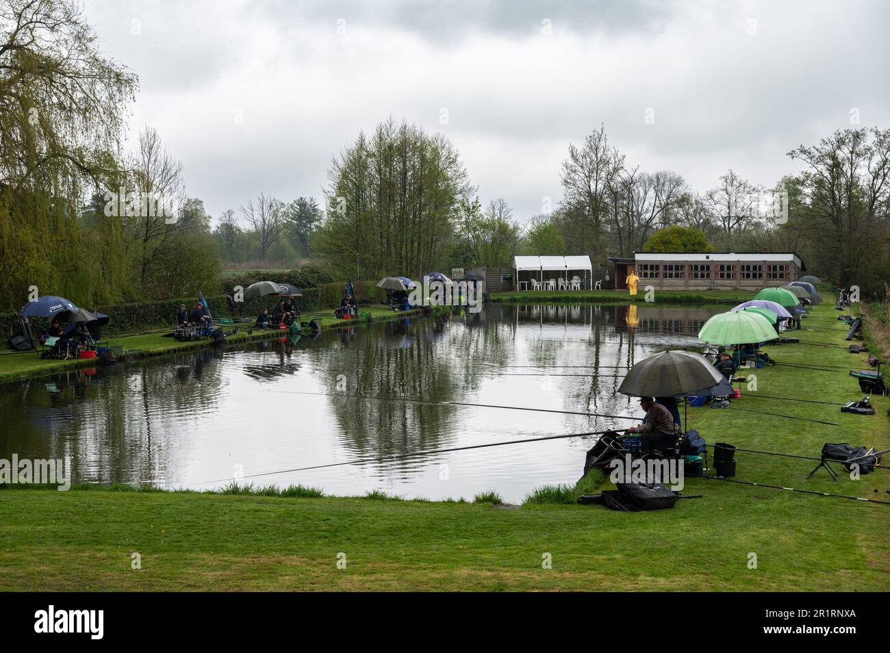 Umbrella rain fishing Banque de photographies et d'images à haute  résolution - Alamy