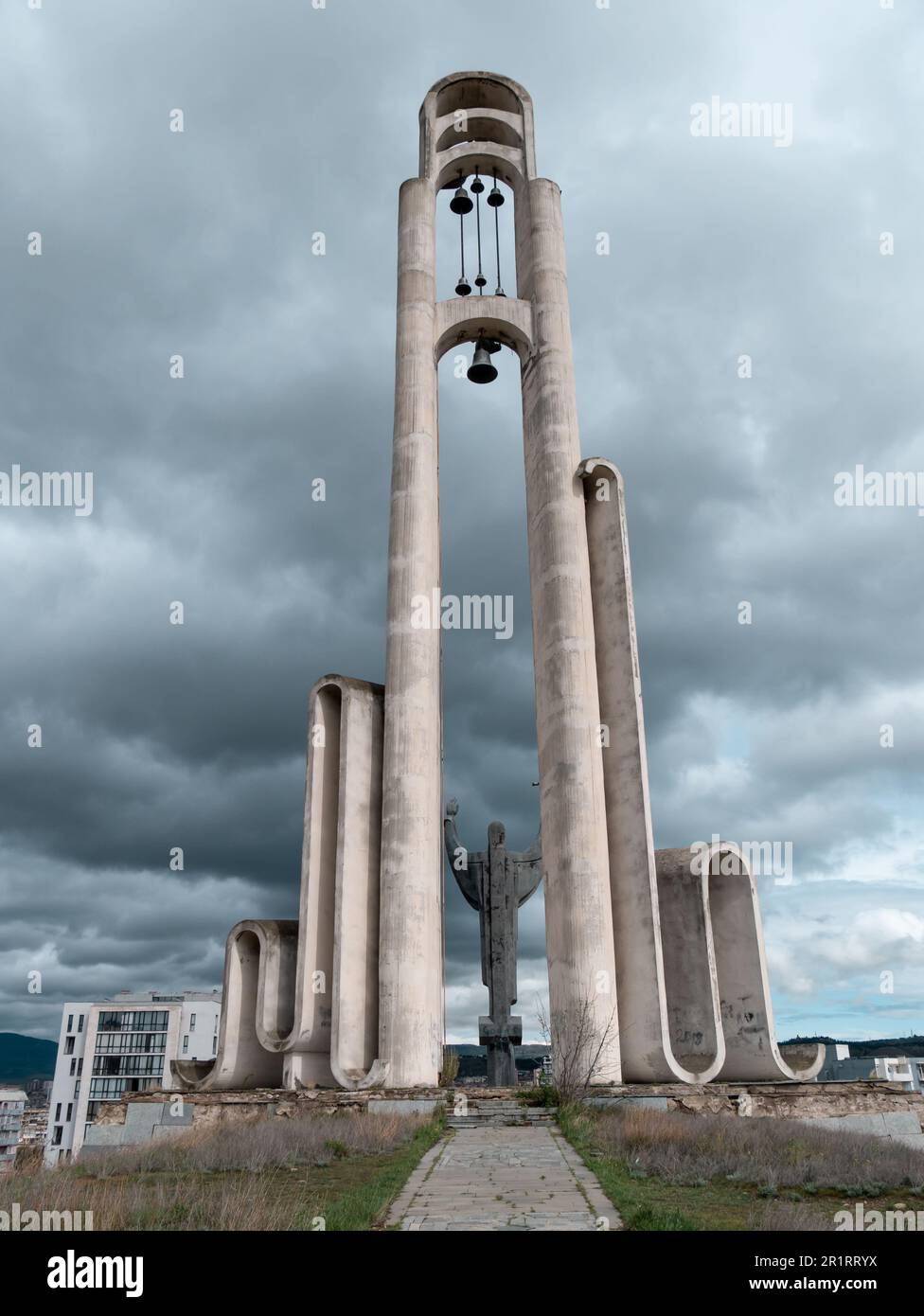 Monument de Saint Nino, Tbilissi, Géorgie, un jour de tempête - vue arrière Banque D'Images