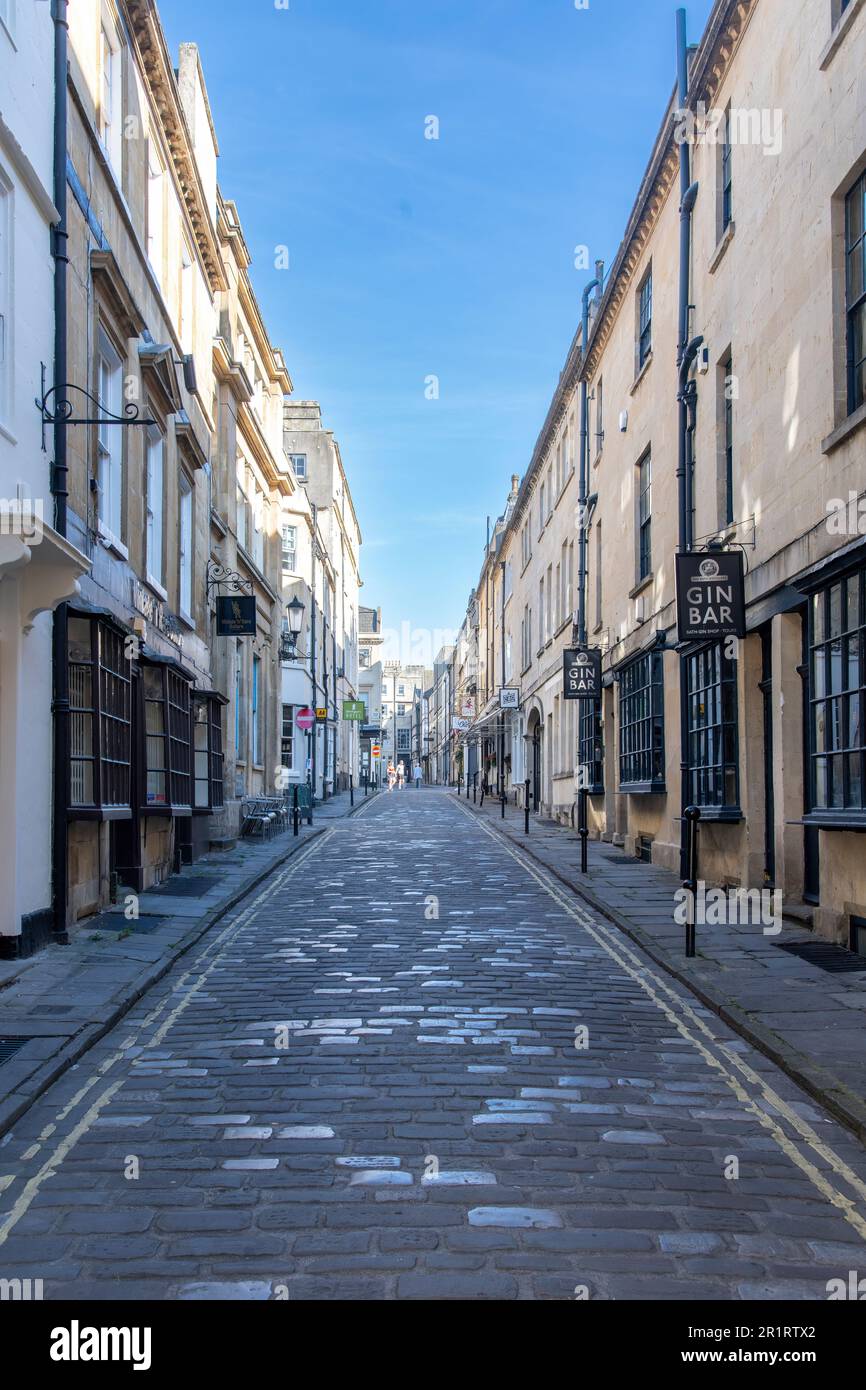 Bath, Somerset, Angleterre-août 2022 ; vue sur Queen Street avec pavage en pavés de pavés typiques et bordée de boutiques et de restaurants Banque D'Images