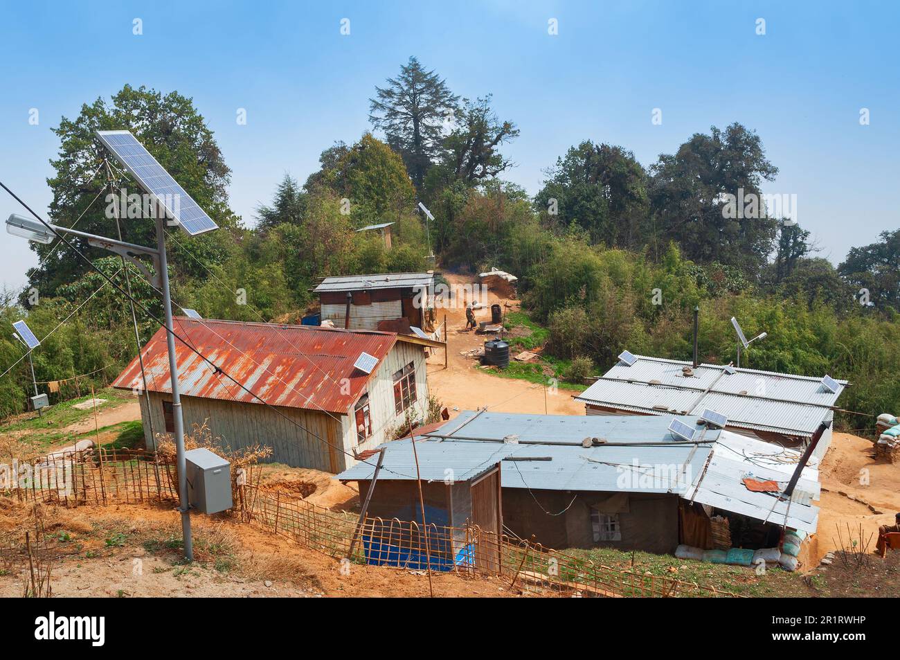 Panneau solaire pour fournir de l'électricité à un petit village de Sikkim, Inde. Les sources d'énergie alternatives sont de plus en plus populaires en Inde. Banque D'Images