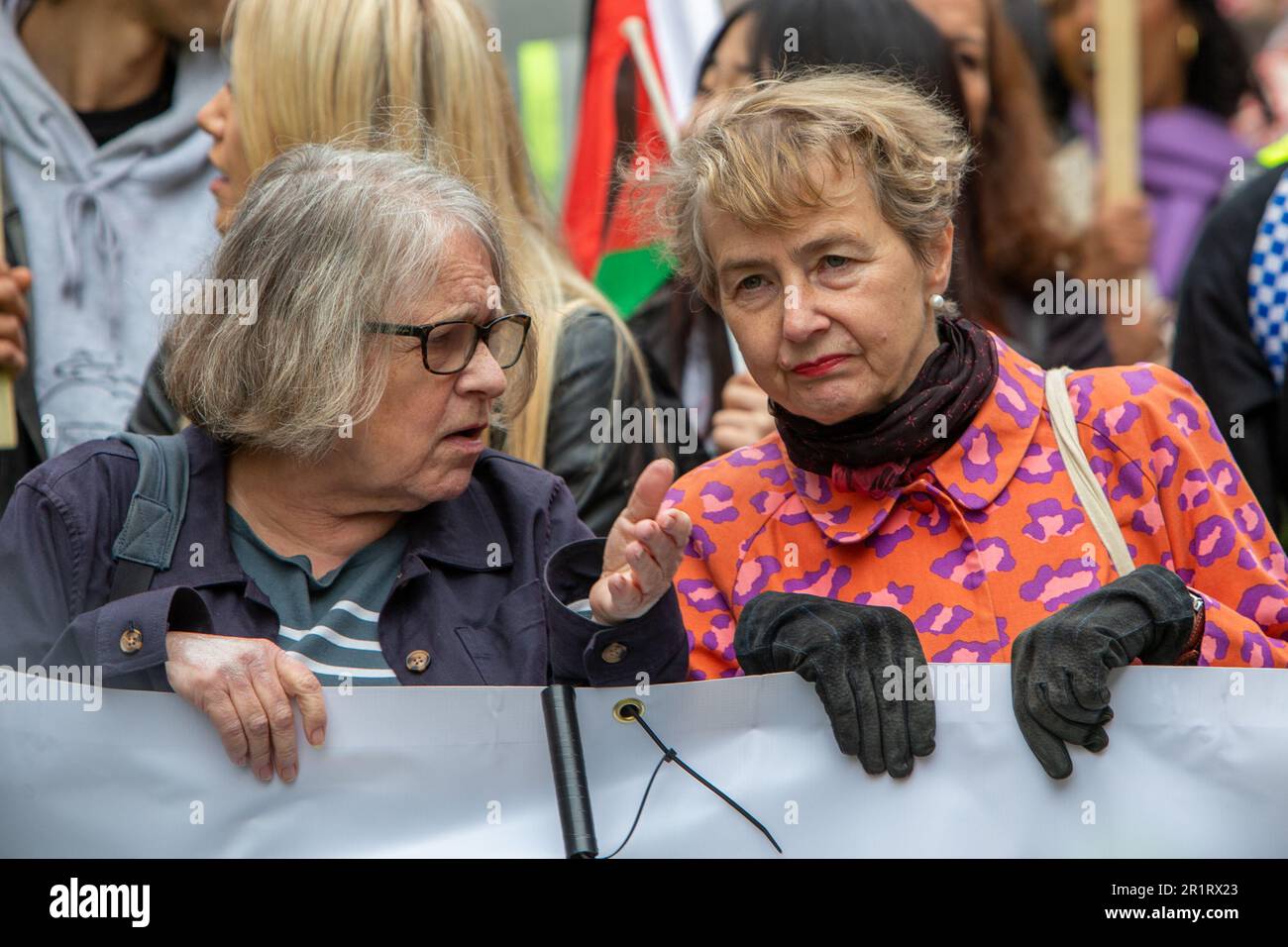 Londres, Royaume-Uni. 13th mai 2023. Des manifestants se sont rassemblés devant le siège de la BBC, Broadcasting House pour marcher jusqu'à Downing Street, demandant la fin de la Nakba (catastrophe) en cours la fin de 75 ans d'occupation israélienne de la Palestine et pour que le gouvernement britannique impose des sanctions à Isreal. Les manifestants appellent également à la fin des bombardements continus de la bande de Gaza. Abdullah Bailey/Alamy Live News Banque D'Images