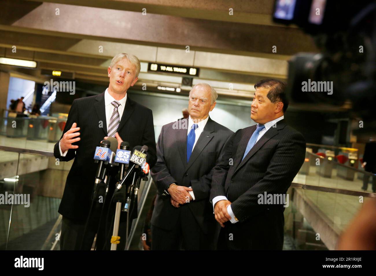 Richard Allen (left), UC Berkeley Seismological Laboratory director, stands next to John McPartland (center), BART director and James Fang (right), BART director, as he speaks during a press conference on BART's earthquake preparedness at the Embarcadero BART station on Monday, August 25, 2014 in San Francisco, Calif. (Lea Suzuki/San Francisco Chronicle via AP) Banque D'Images