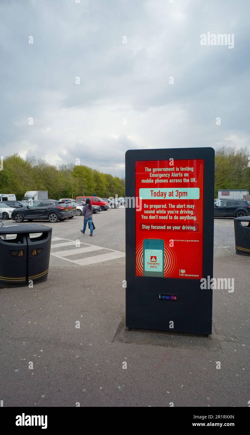 Notification des tests d'alerte d'urgence à une station-service d'autoroute Banque D'Images