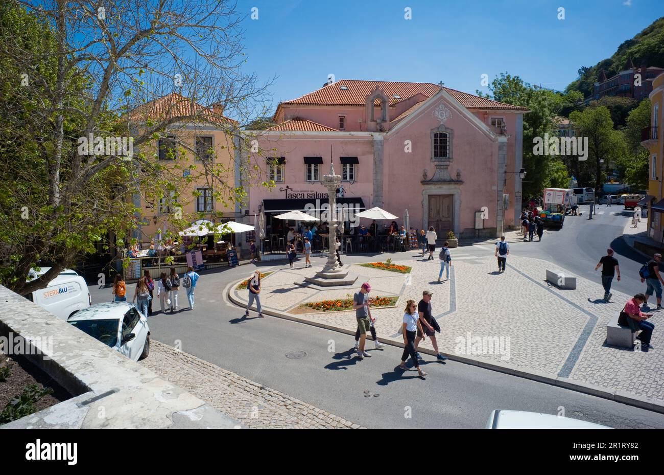 Sintra est une ville animée avec de nombreux touristes pendant la journée depuis les bateaux de croisière de visite à Lisbonne Banque D'Images