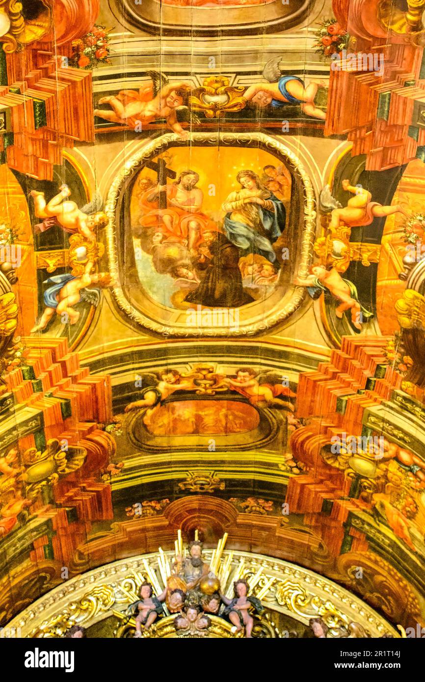 Rio de Janeiro, Brésil - 2 mai 2023 : Église notre-Dame de Lapa. Fresque de religion peinture dans le plafond intérieur. Le chu catholique de style colonial Banque D'Images