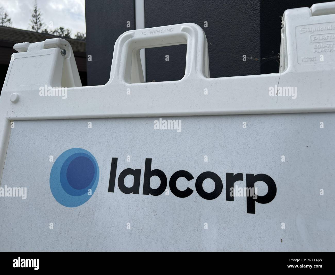 États-Unis. 23rd févr. 2023. Gros plan du logo du laboratoire médical LabCorp sur un panneau, Pleasant Hill, Californie, 23 février 2023. (Photo par Smith Collection/Gado/Sipa USA) crédit: SIPA USA/Alay Live News Banque D'Images